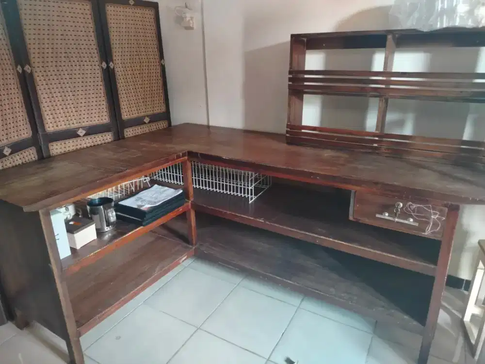 Meja Bar Kayu L dan Rak Kayu
