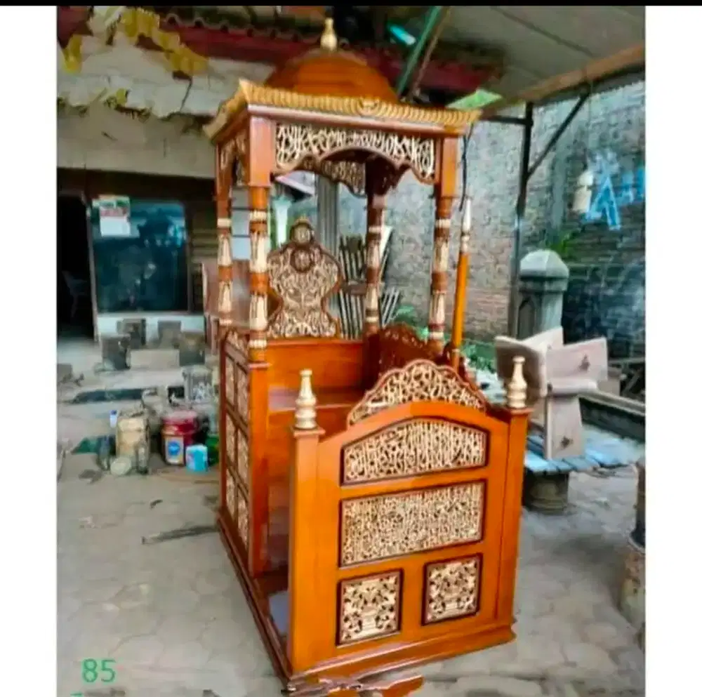 Perajin mimbar masjid