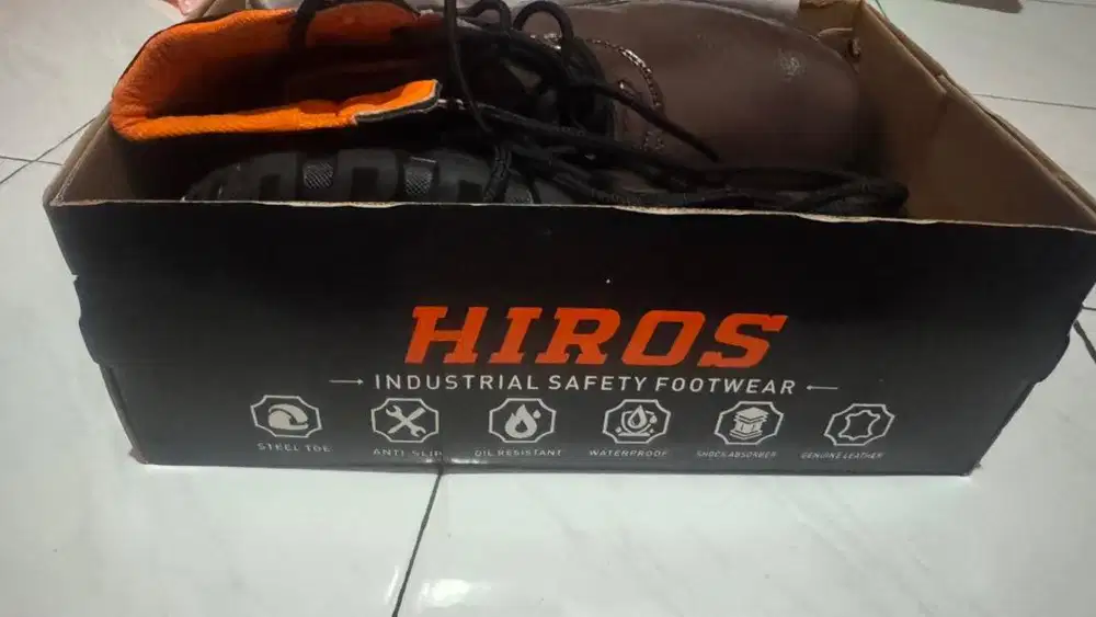 Di jual sepatu safety size 47 merk hiros