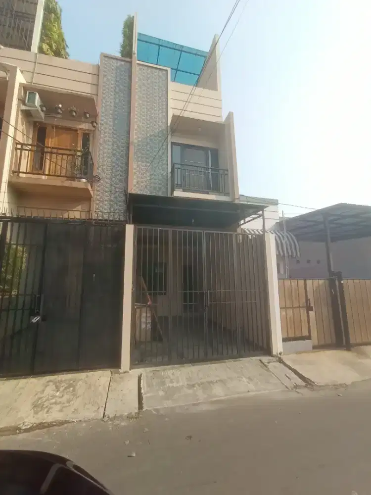 Rumah Nyaman 3 lantai di Puspa, Cengkareng