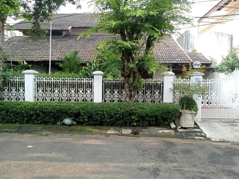 Rumah Dua Lantai Luas Tanah 688 Meter Siap Huni Di Kemang Raya, Jakarta Selatan