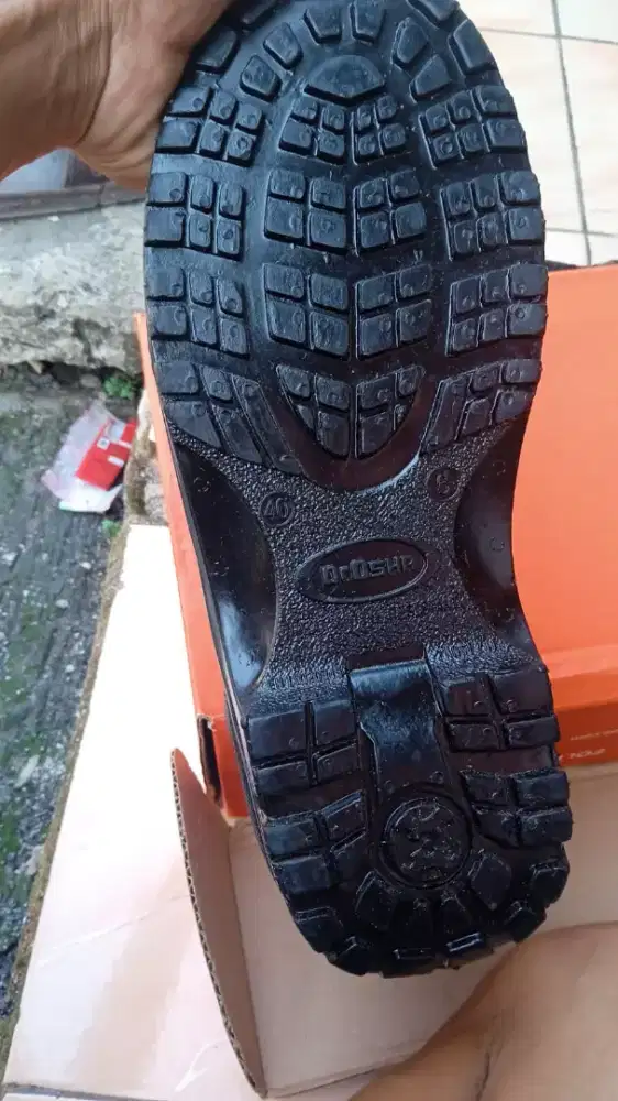 Sepatu sefty new UK 40