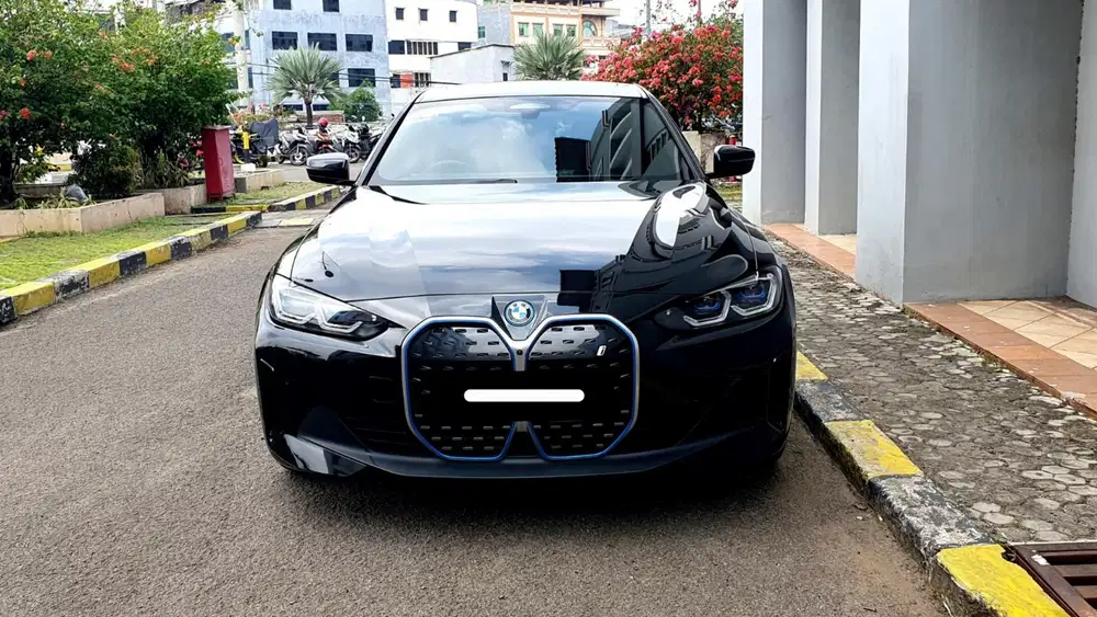 Km 8rb bmw i4 edrive35 hitam 2024 listrik