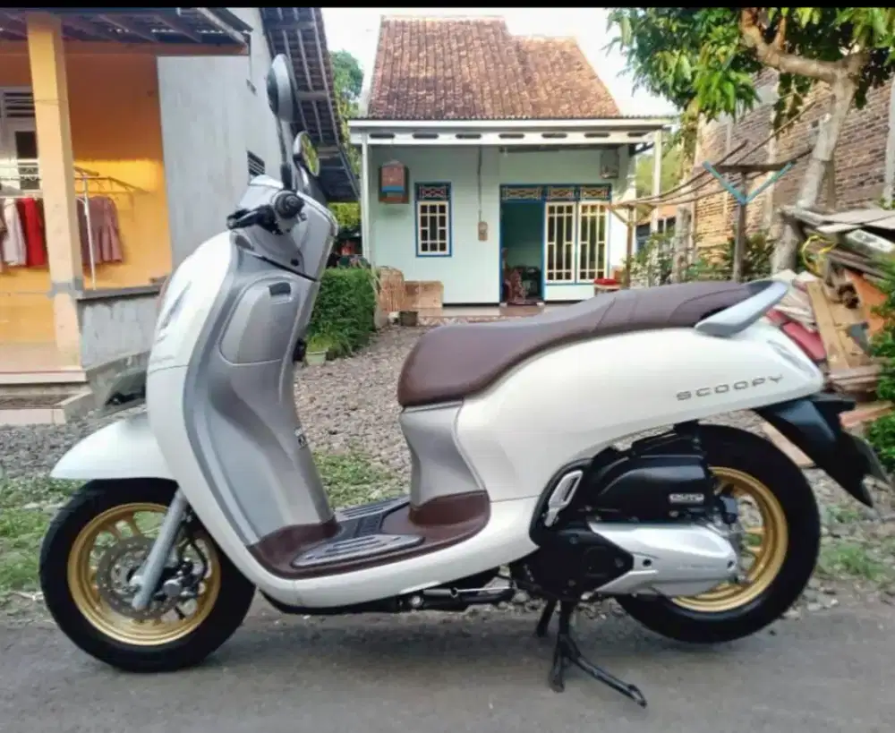 Scoopy Prestige putih  2021