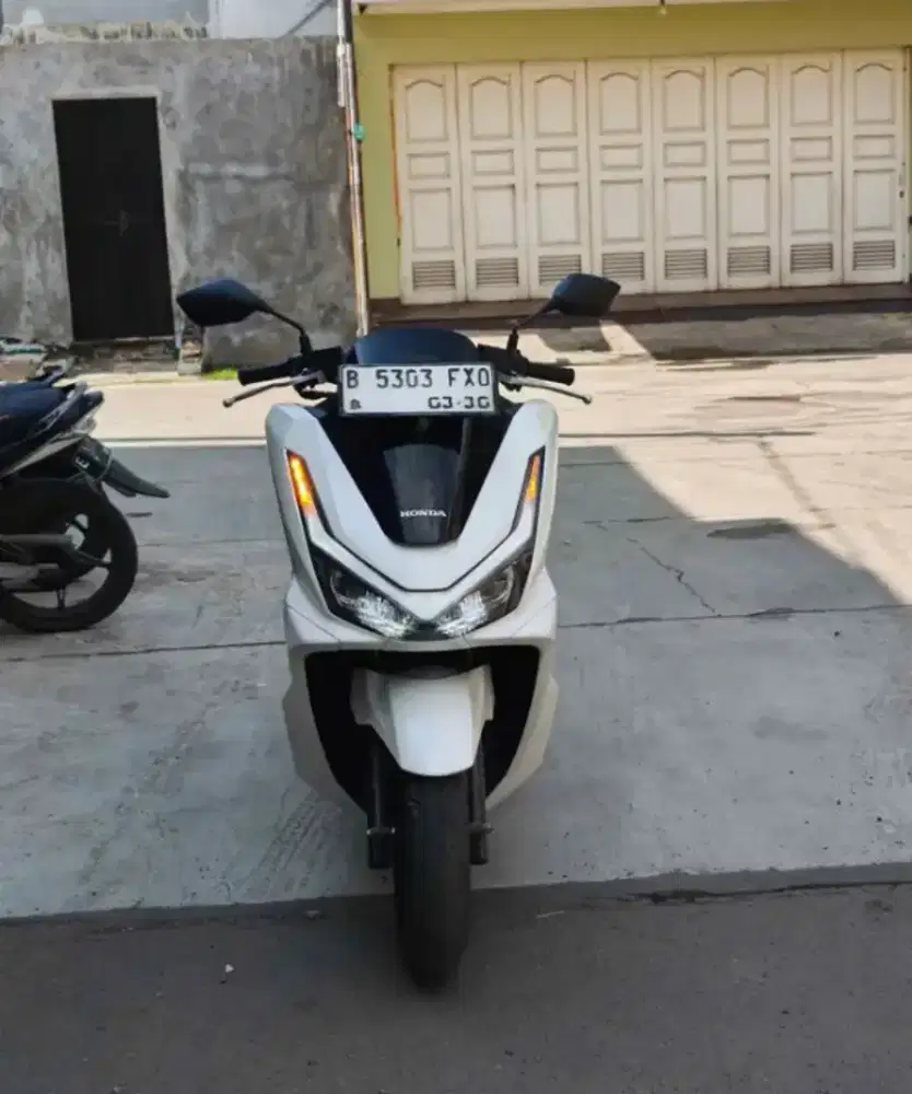 Honda PCX 2025 putih