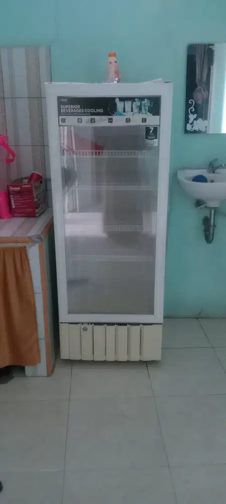 Dijual showcase merek Aqua kondisi Masi Dingin