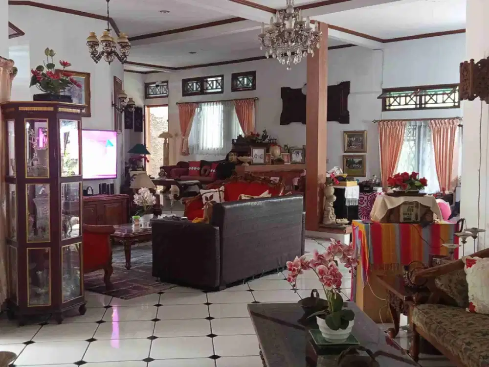 Rumah Besar di Jatiwaringin Asri