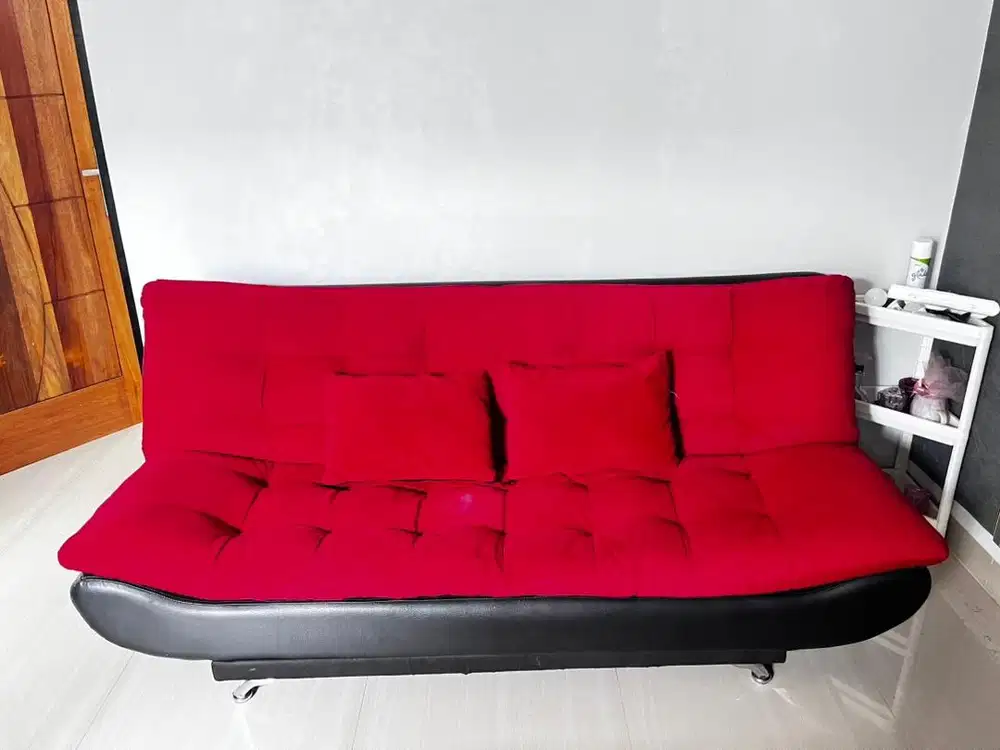 DIJUAL CEPAT – SOFA BED MERAH HITAM (MINIMALIS & NYAMAN)