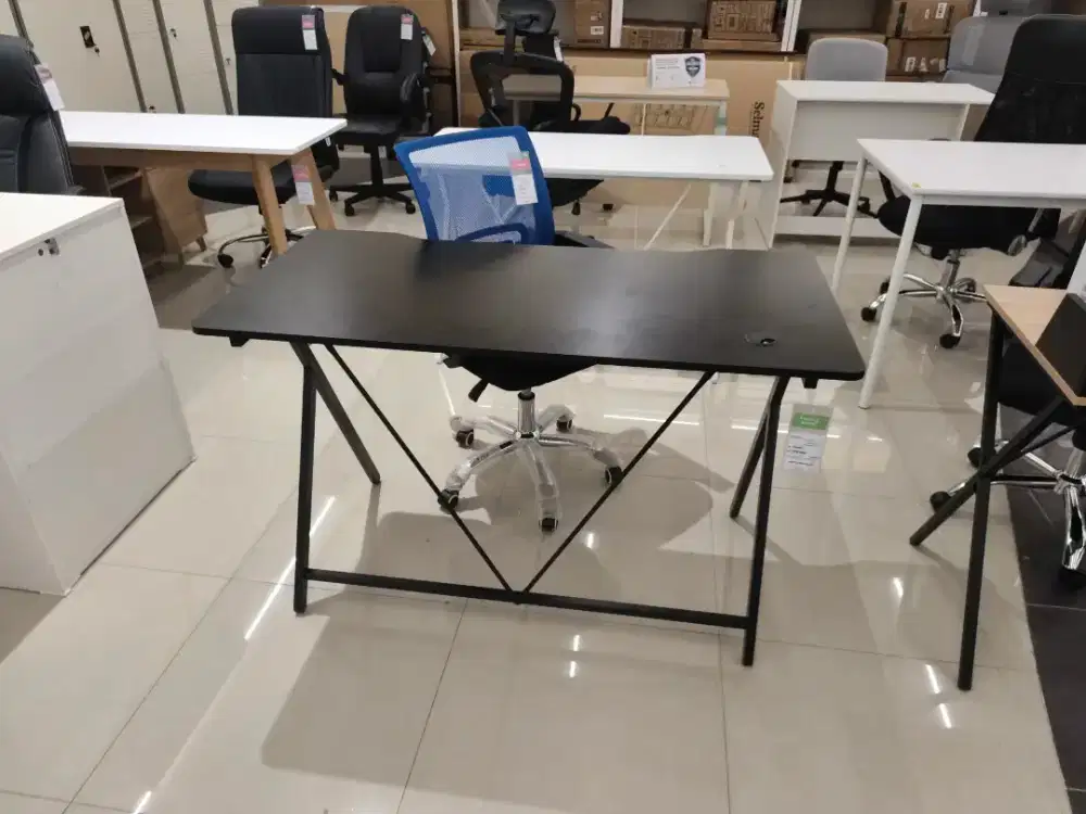 Meja game atau meja kantor