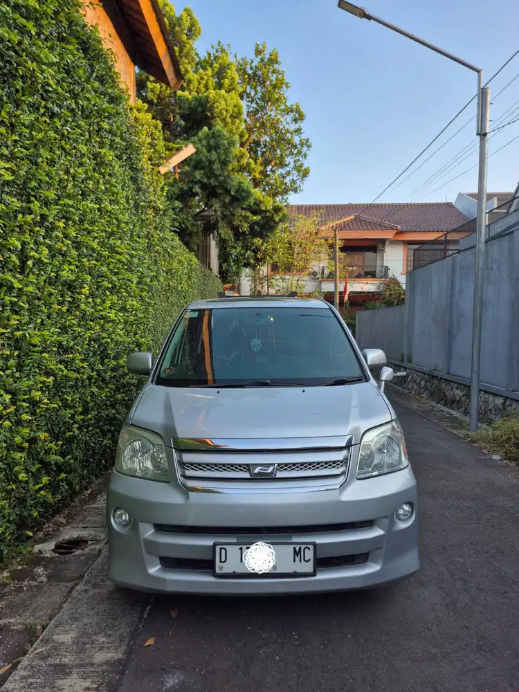 Toyota noah 2006