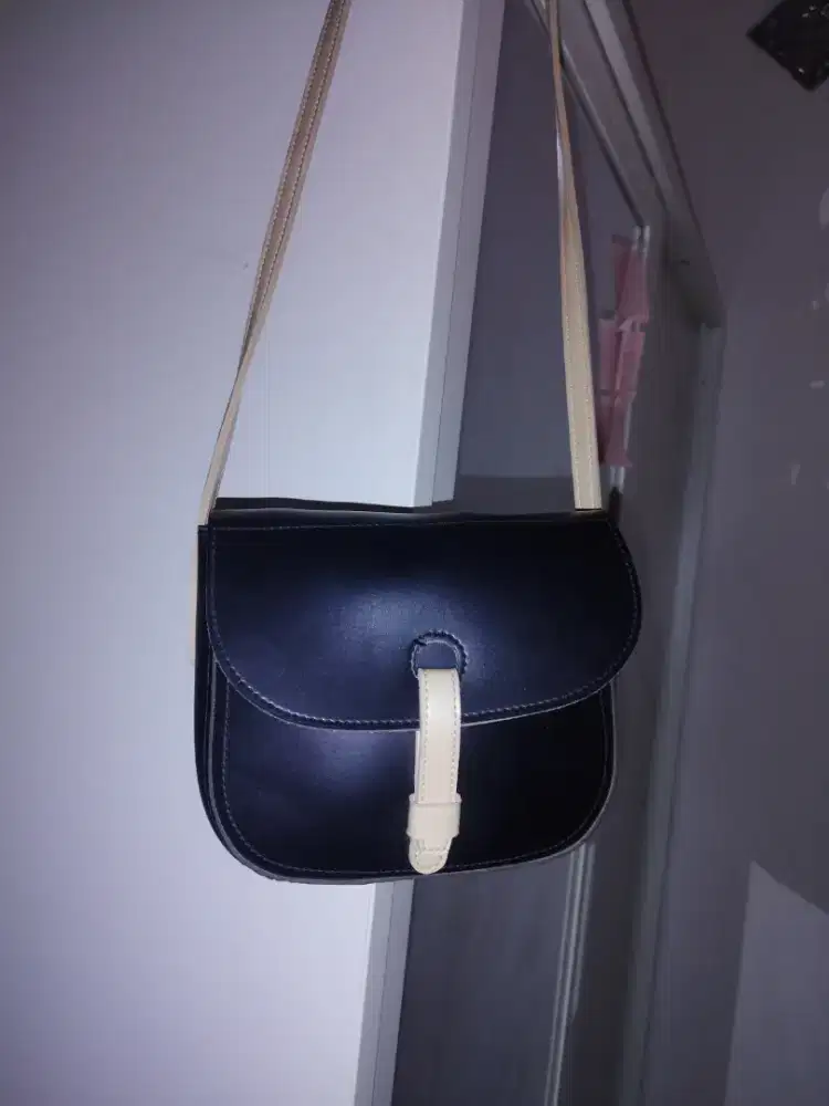 Slingbag Miniso (Hitam-Krem) - Kondisi Mulus Banget!