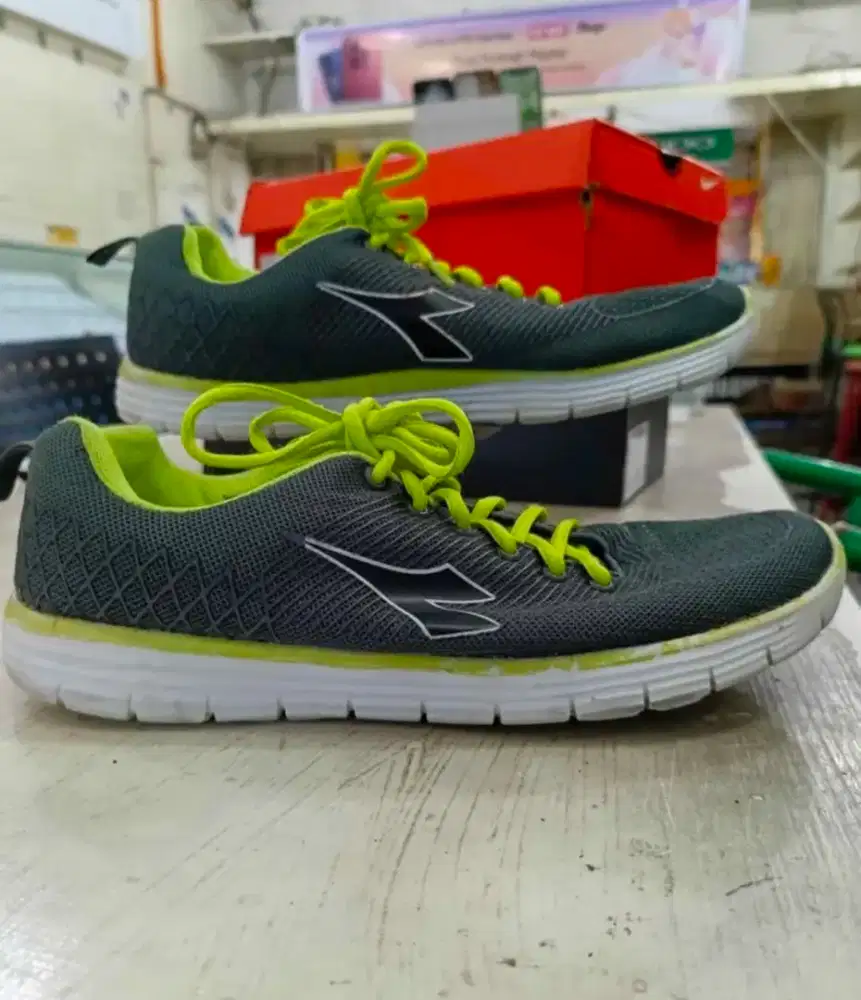 sepatu pria merk adiadira,,ringan,,sejuk bahannya,,tdk lecet,nyaman