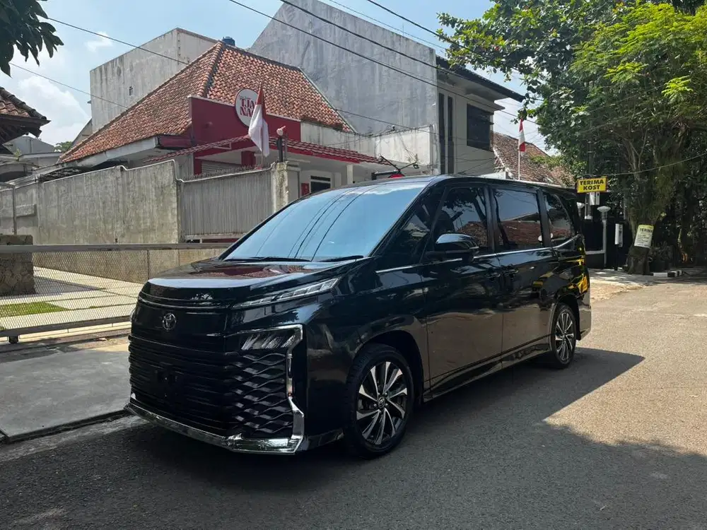 Low Km Toyota Voxy 2023 hitam plat D Bandung Bensin