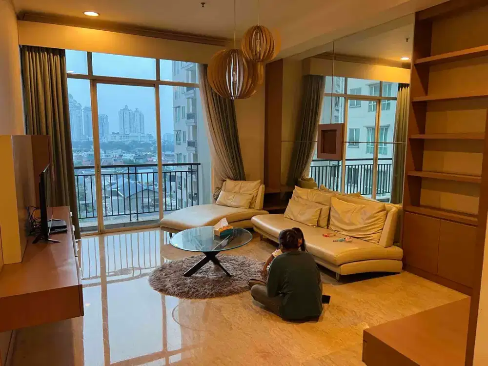 senayan. residence. kawasan. asri.    private. residence. privasi.     full. fasilitas.   ada. squash. sauna. ada. 3 pool. ke. senayan. dekat.  open. space. bisa. tambah. 1. kt. lagi.   view. pool