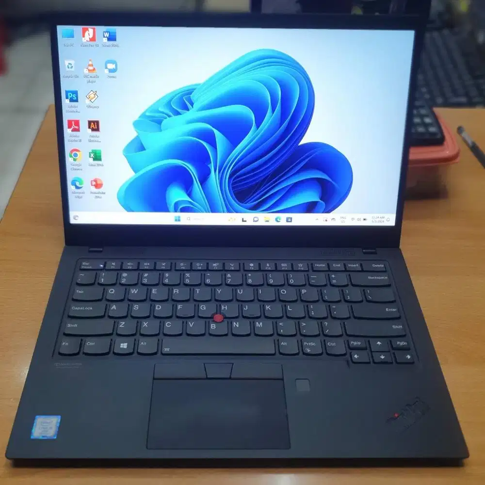 LENOVO x1 carbon 7th core i7 gen 8 layar 13,3in slim RAM 16GB *MR