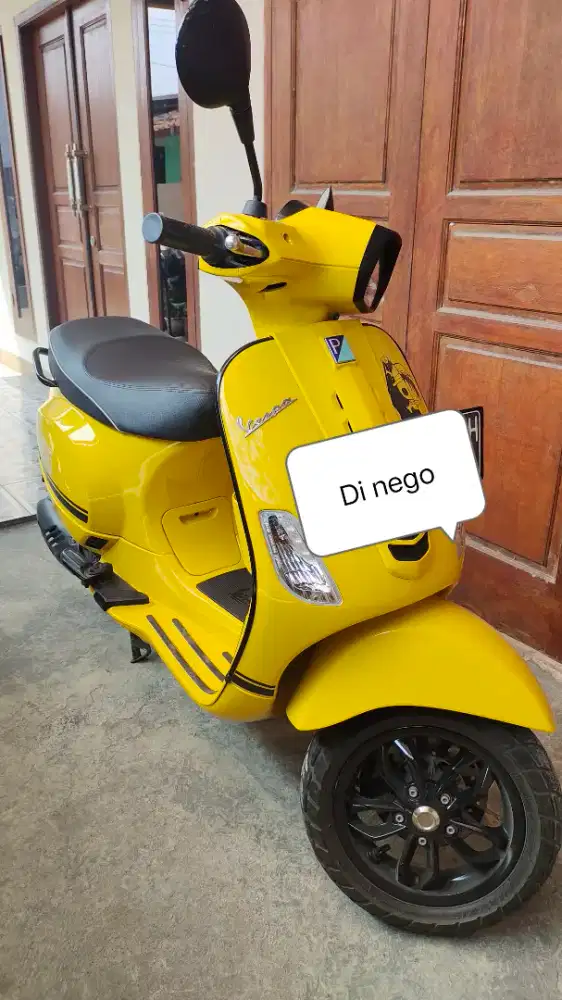 Vespa iget s 125 yellow