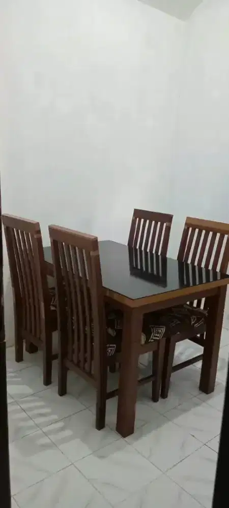 Meja makan 4 kursi