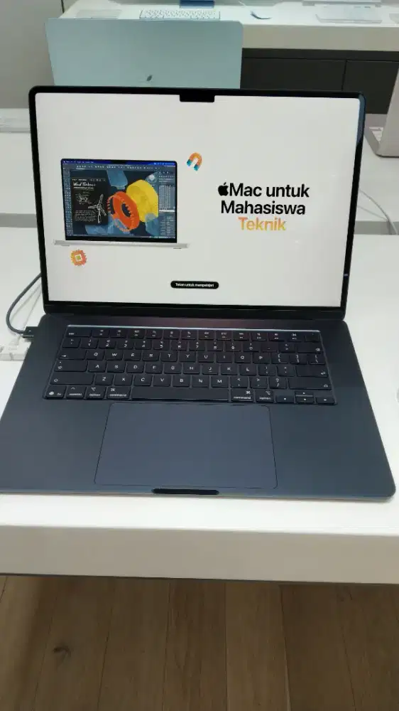 Saya jual Macbook Air 15 inc