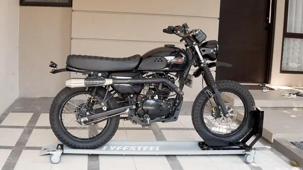 KAWASAKI W175 CUSTOM BRAT SCRAMBLER / TRACKER