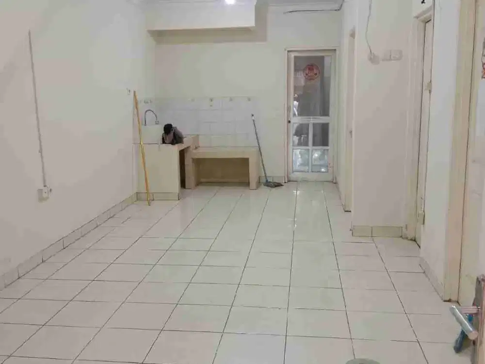 Disewakan Town House Apartemen City Resort Posisi lt 1 Lt 60 m2 ada 2+1 kt 1+1 km unfurnished, ada free parkir mobil & 1 motor, siap huni!