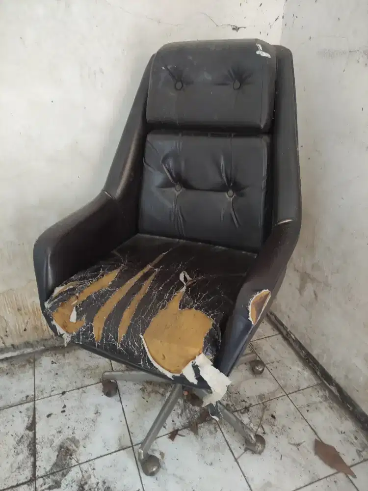 Kursi kantor seadanya