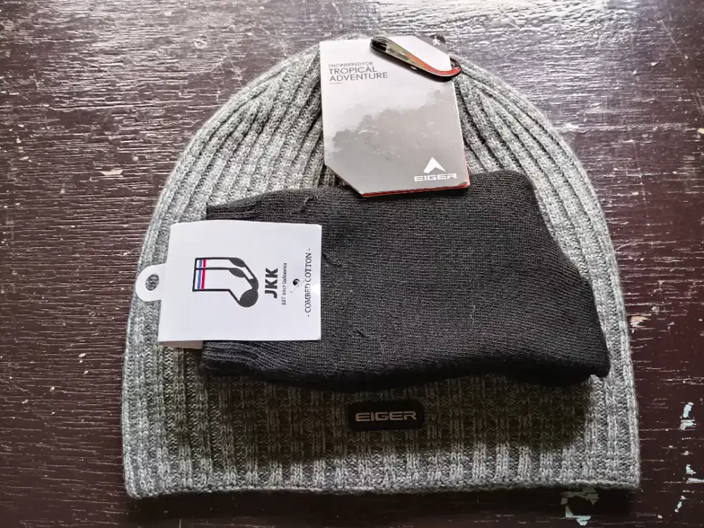 Kupluk Eiger Dan Kaos Kaki Panjang