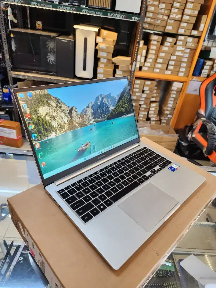 Jual samsung NP750 core i7 gen 13 ram 16 ssd 512  slimm tipiss ringann