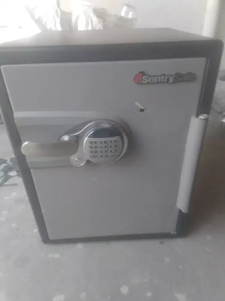 Brankas merk sentrysafe bl - 18706*