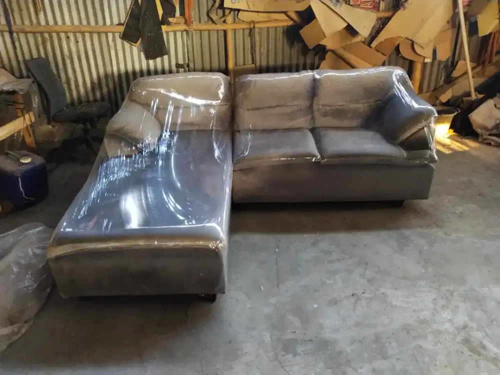 Sofa L santai pillow top warna abu-abu