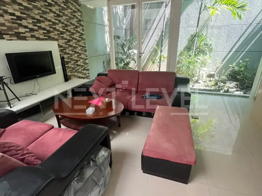 Dijual rumah bagus di graha family Surabaya barat