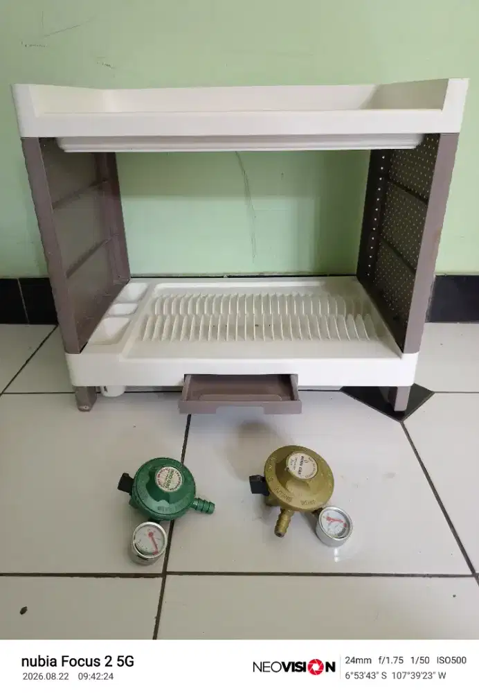 Rak piring Plastik tebal dan regulator gas meter