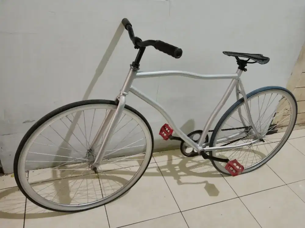 Sepeda fixie warna silver