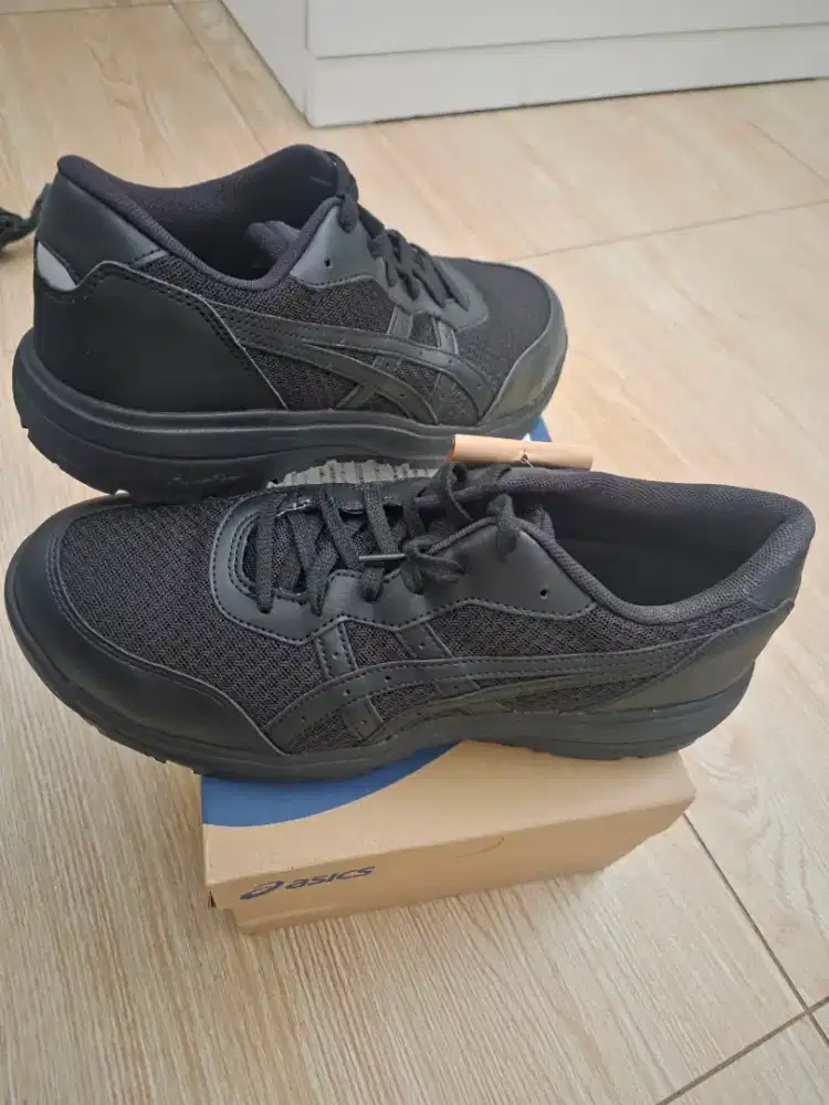 ASICS Winjob CP221 JP Sepatu Full black Safety Shoes