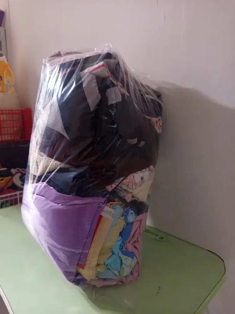Sprei plus pakaian wanita, masih layak pakai