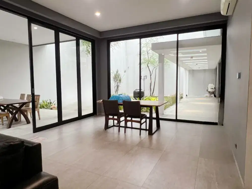 Rumah Mewah Minimalis 2 Lt Graha Family Favorit Dekat Pakuwon