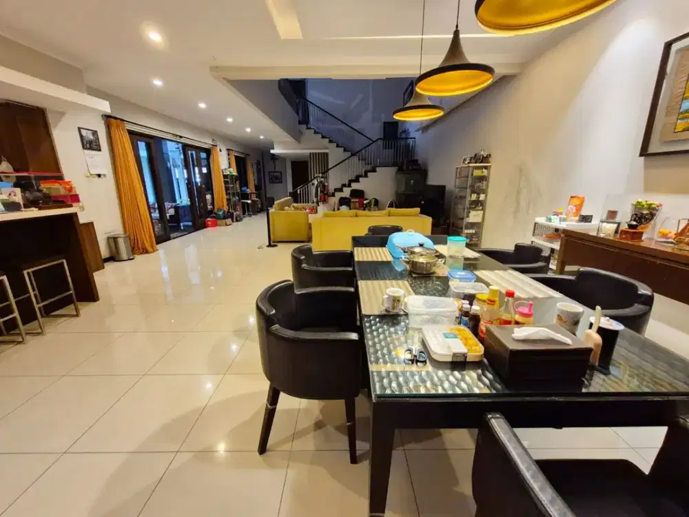 Rumah Mewah Minimalis Graha Family Golf Dekat Pakuwon