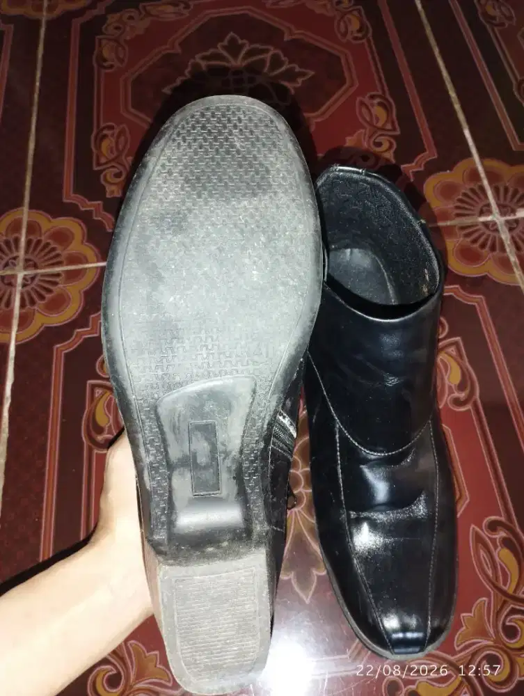 Sepatu boots wanita