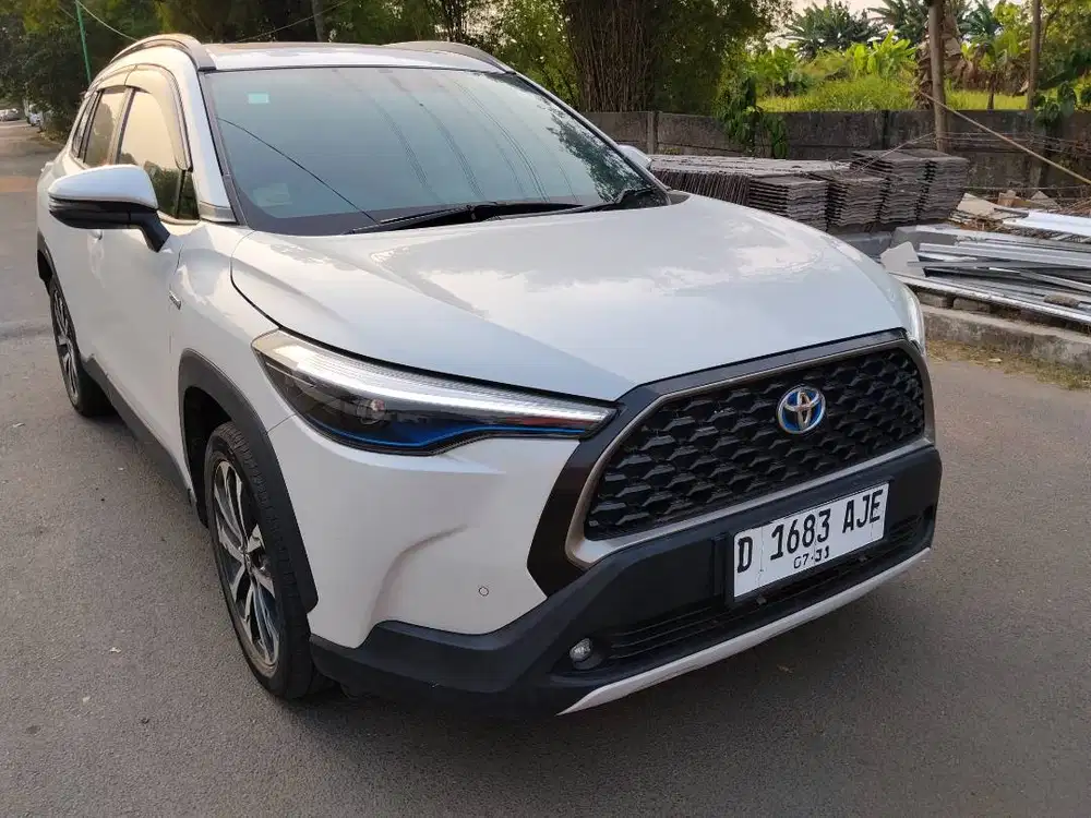 Jual Corrola Cross Putih 2020 Hybrid, KM 44602, Fitur Standar