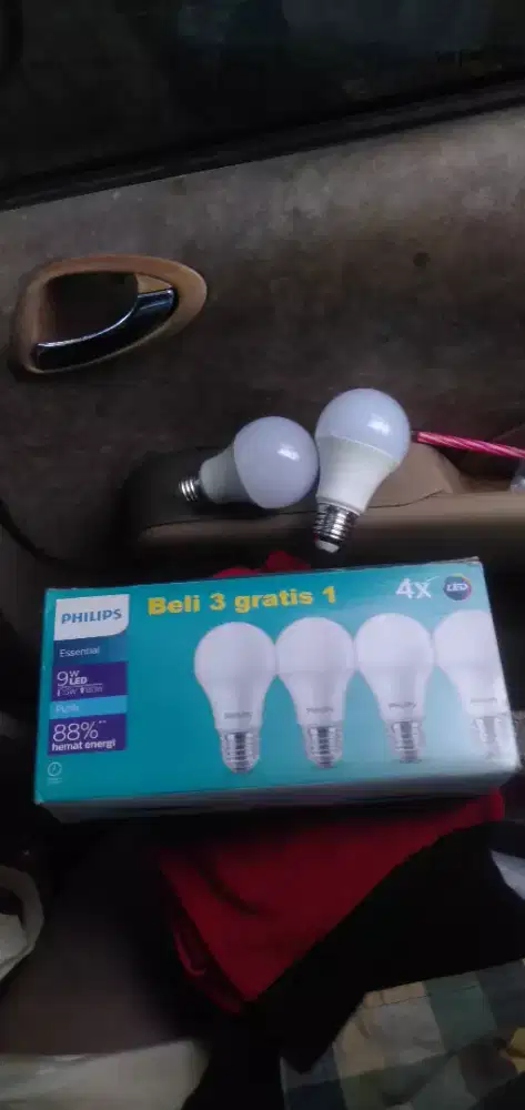 Di jual semua ukuran  bola lampu philips asli, original garansi 1 th