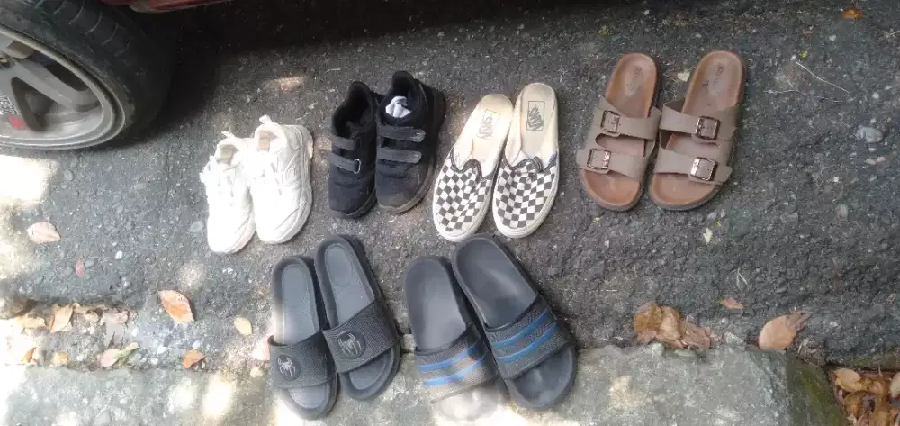 Di jual senua sepatu,sendal di foto murah aja wa,hp