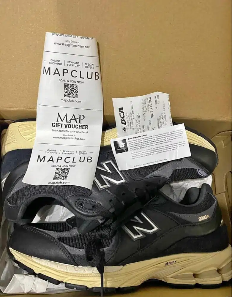 New Balance 2002R black vintage