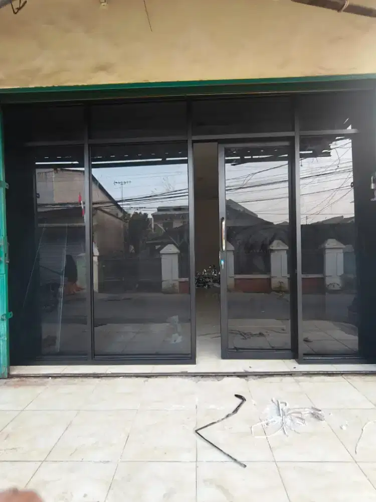 Pintu kaca dan sekat ruang kaca