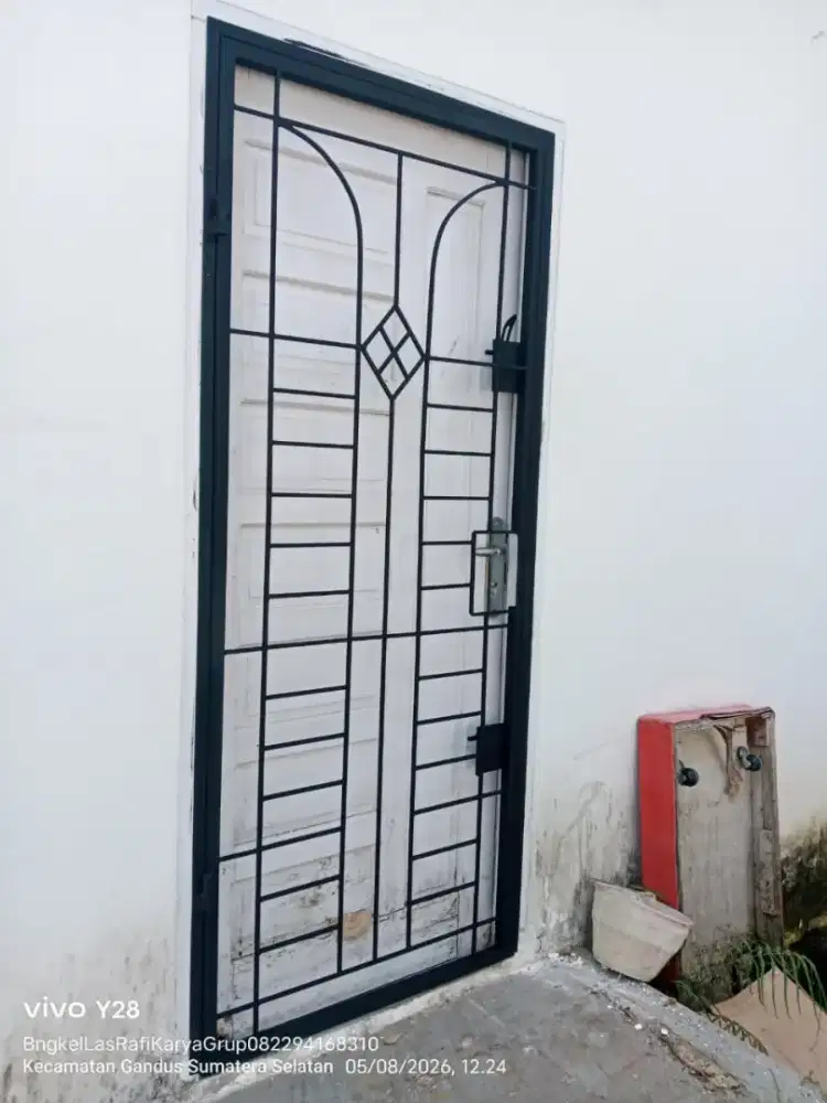 Tralis pintu minimalis