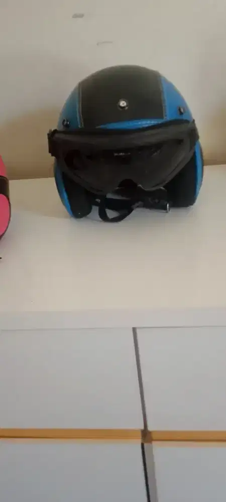 Helm anak bekas