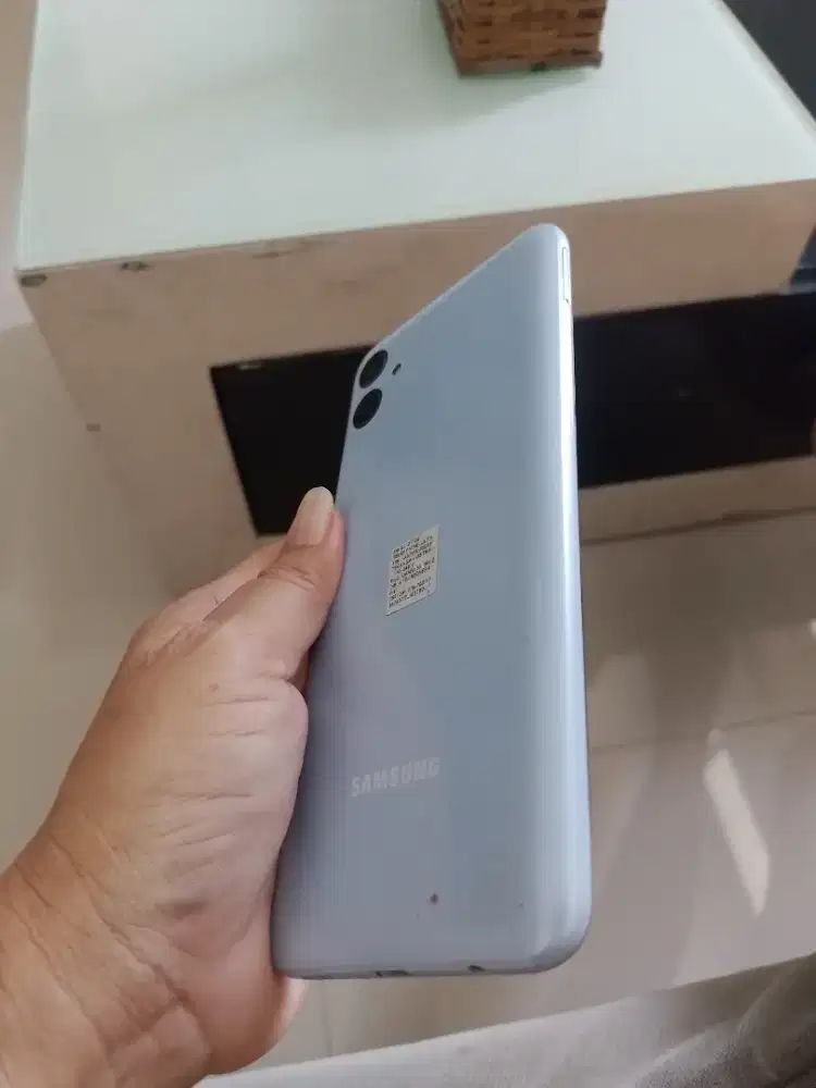 Samsung A04e biru muda