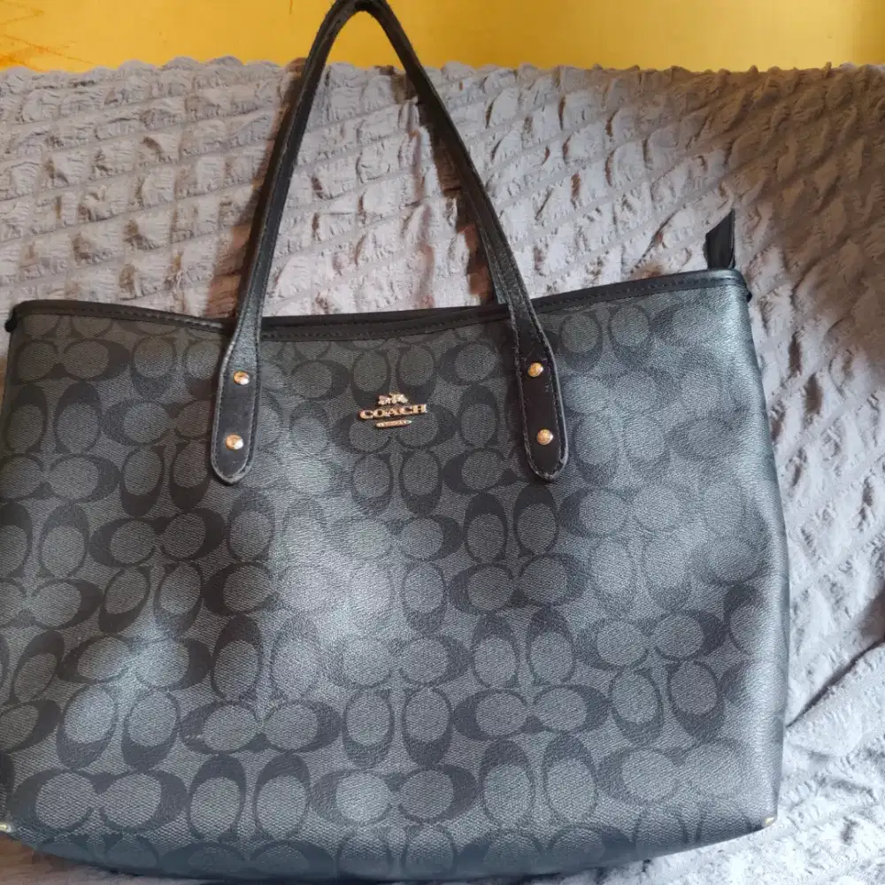 Coach tote bag warna hitam motif signature