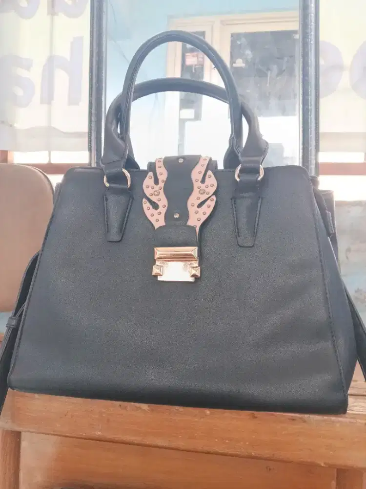 Tas Kerja Bellezza Original Hitam Aksen Gold Tali Panjang Kondisi 9/10