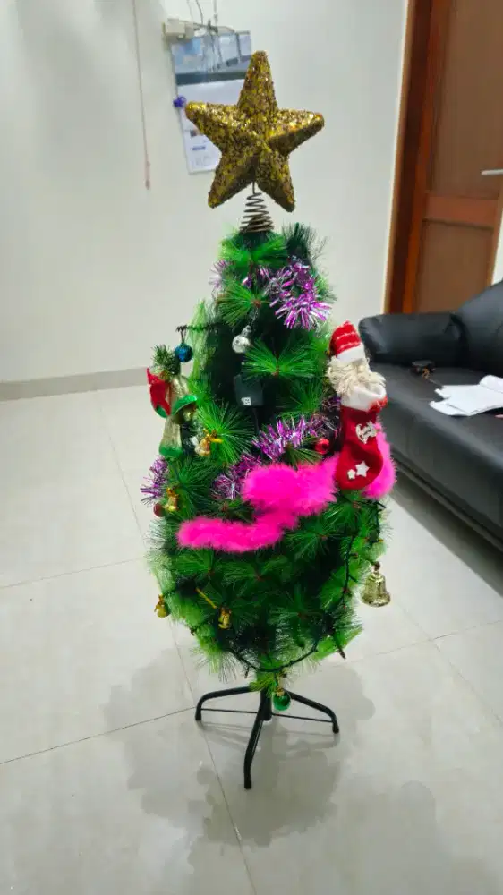 Pohon natal hijau tinggi 1m berikut hiasan