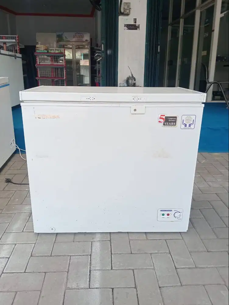 Freezer box bekas murah merk Toshiba 200L