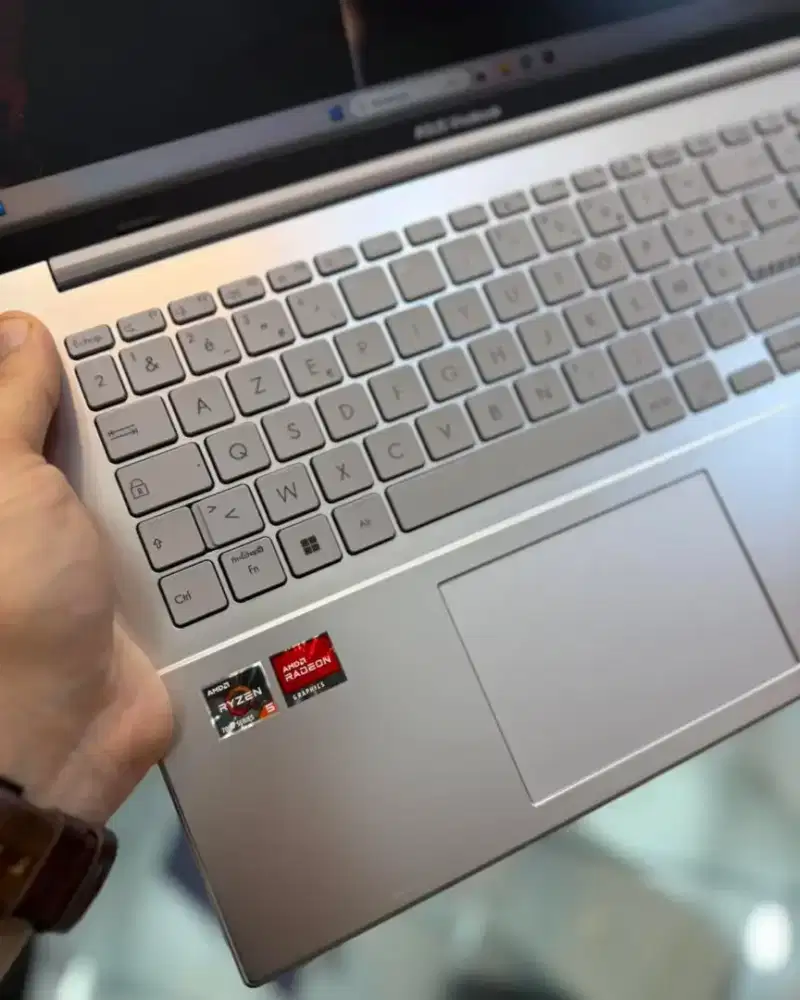 ASUS Vivobook Go 14 E1404F AMD Ryzen 5-7520U Ram 8GB ssd 512GB fulset